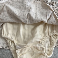 小花柄ロンパース　80の画像