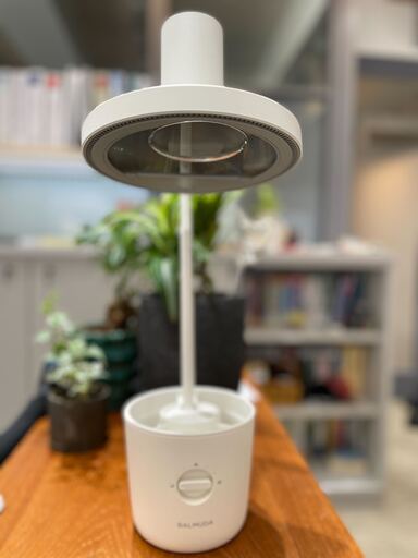 BALMUDA (バルミューダ) 太陽光LEDデスクライト＆コンセント