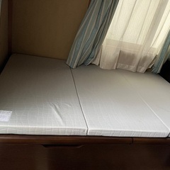横開き跳上げセミダブルベッド／テンピュールマットレスの画像