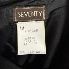 SEVENTY プリーツデザインスカート 黒 Mサイズ相当の画像