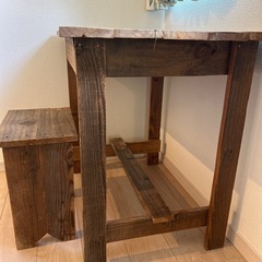 流木で作った椅子とテーブルの画像