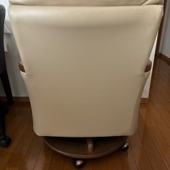 1人をソファーの画像