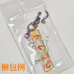 新品未使用 ハンドメイド レジンキーホルダー いちご柄 x しずくチャーム 黄色 可愛い バッグチャーム プレゼントの画像