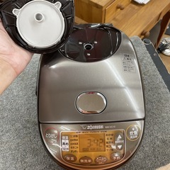 R088 ☀️ 2024年製の高年式！ ZOJIRUSHI IH炊飯ジャー 5.5合炊き  NW-VC10 ⭐ 動作確認済 ⭐ クリーニング済の画像