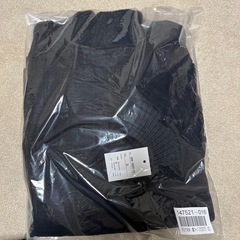 新品の女性冬用トレーナーと薄手タートルネックの画像