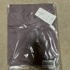 新品の女性冬用トレーナーと薄手タートルネックの画像