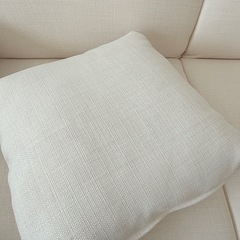 【ほぼ新品】ソファ アイボリー 2人がけ クッション2個付き ファブリックの画像