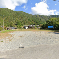 静かな山林の中の広い土地　宅地です。