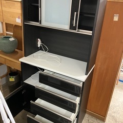 2509-466 ニトリ食器棚　2分割　ガラス扉付き　通電確認済み　キズ汚れ有りの画像