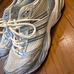 adidas アディダス スニーカー 水色 ホワイト の画像