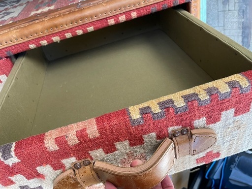 定価23万円　STONYHURST SMALL COFFEE TABLE／KILIM