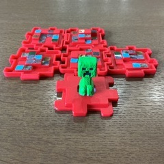 クリーパーミニフィギュア💚ブロック型ケースマインクラフト👾おもちゃハッピーセット🍟レッドストーン赤緑の画像
