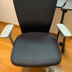 パソコンデスクと事務椅子(取引中)の画像