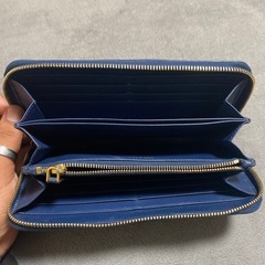 PRADAラウンドファスナー長財布
の画像