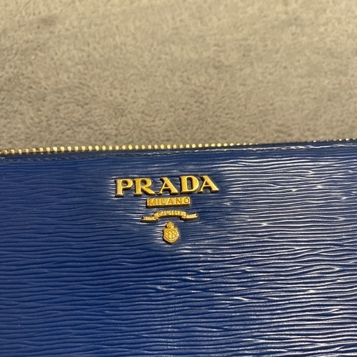 PRADAラウンドファスナー長財布
