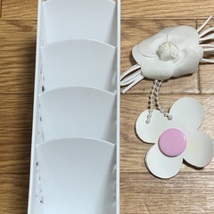 ブローチと小物収納の画像