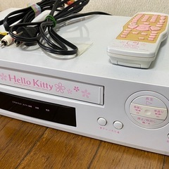 希少なハローキティのブラウン管テレビ 、ビデオデッキ、アナログテレビ用地デジチューナーのセットです。の画像