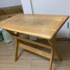 折りたたみ式テーブルの画像