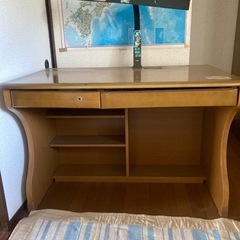 机とイスの画像