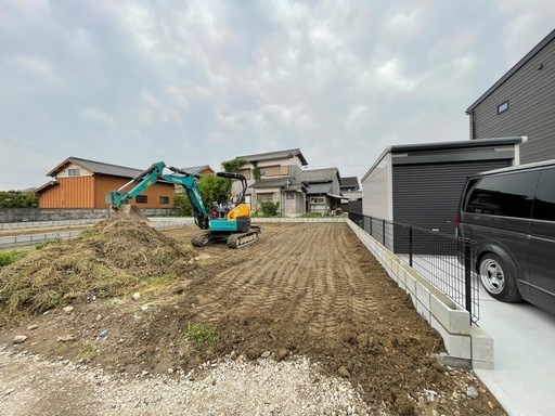 草刈り　土工事　外構　左官　駐車場作り　庭作り　砂利敷き　ブロック積み替え　解体　の事ならお任せください！