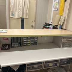 受付カウンター　デスク付きの画像