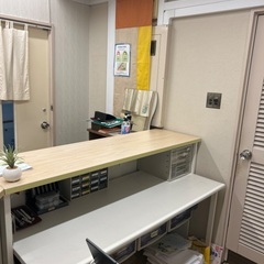 受付カウンター　デスク付きの画像