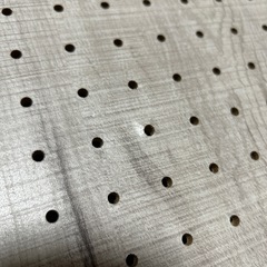 有孔ボード　ヘリンボーン　
木目調の画像
