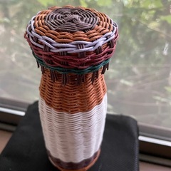 クラフトバンドオブジェ　牛乳瓶　珍品　ハンドメイド　おまけの蔓編み椅子付の画像