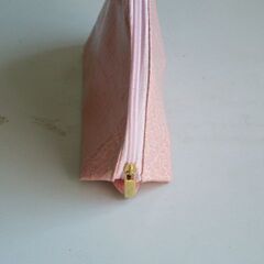 ピンクの半月型ポーチ（未使用）の画像