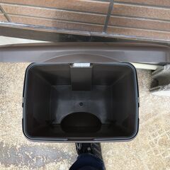 JM20289Y  リス RISUゴミ箱 ペダルペール 15L SABIRO ・外寸 　幅：約33.8cm 高さ：約40cm 奥行：約26cm中古品【取りに来られる方限定】 　の画像