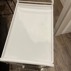 エステなどで使うワゴンの画像