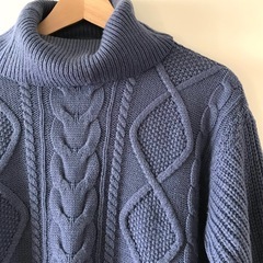 ニット　セーター　ハイネック　タートルネック　ケーブル編み  ブルーの画像