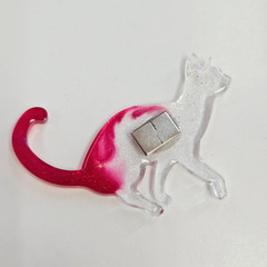 ハンドメイド レジンマグネット 猫モチーフ レッド クリア インテリア 冷蔵庫メモ用の画像