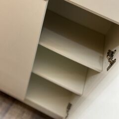 【リユ-スのサカイ広島石内店】ジモティ割！2枚扉食器棚/クリ-ニング済み/HG-7332/広島市 家具　佐伯区 家具　南区 家具　西区 家具　東区 家具　中区 家具　安佐南区 家具　安佐北区 家具　安芸区 家具　府中町 家具　海田町 家具　熊野町 家具　坂町 家具　廿日市市 家具の画像