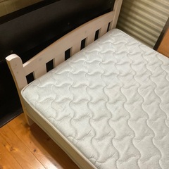 シングルベットフレーム　シングルベットマットの画像