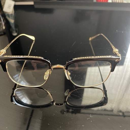 オシャレな黒と金のめがねメガネ