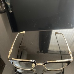 オシャレな黒と金のめがねメガネの画像