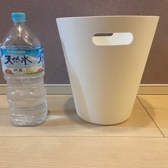 シンプルなゴミ箱の画像