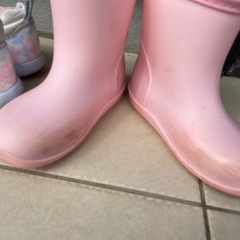 女の子向けのスニーカー＆レインブーツの画像