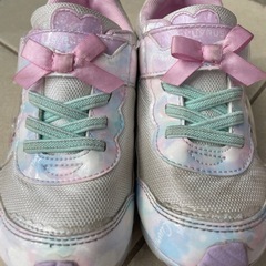 女の子向けのスニーカー＆レインブーツの画像