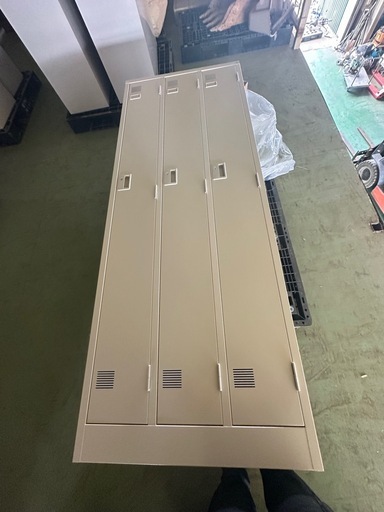 新古品 3人用ロッカー