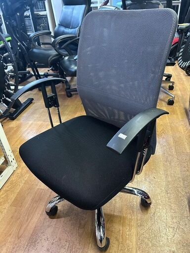 【リサイクルストアスターズ城西店】 【中古品】黒×グレーオフィスチェア　回転式キャスター付き