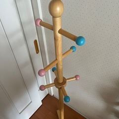 子ども　木製　カラフル　ハンガー　ラックの画像