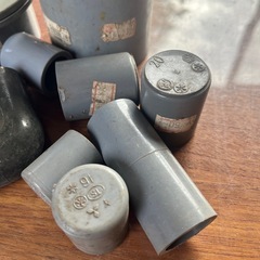 様々な種類の**配管継手（つぎて）の画像
