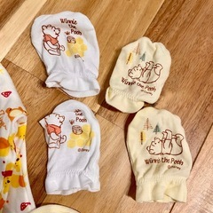 ベビー手袋、スタイ、
服　プーさんセット　サイズ50-60の画像