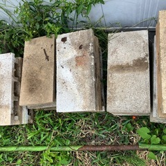 コンクリートブロック　多数　無料の画像