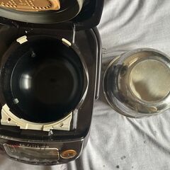 ZOJIRUSHI　象印　炊飯器　圧力IH式　極め炊き　プラチナ厚釜　３合炊　NP-RY05　2019年製　音大きめの画像