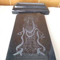 十一面観音菩薩??　黒色 石板彫刻の画像