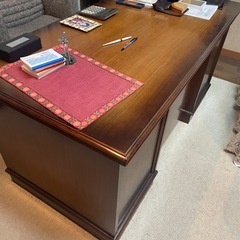 【無料で差し上げます】 高級木製机の画像