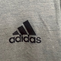 adidas メンズTシャツの画像